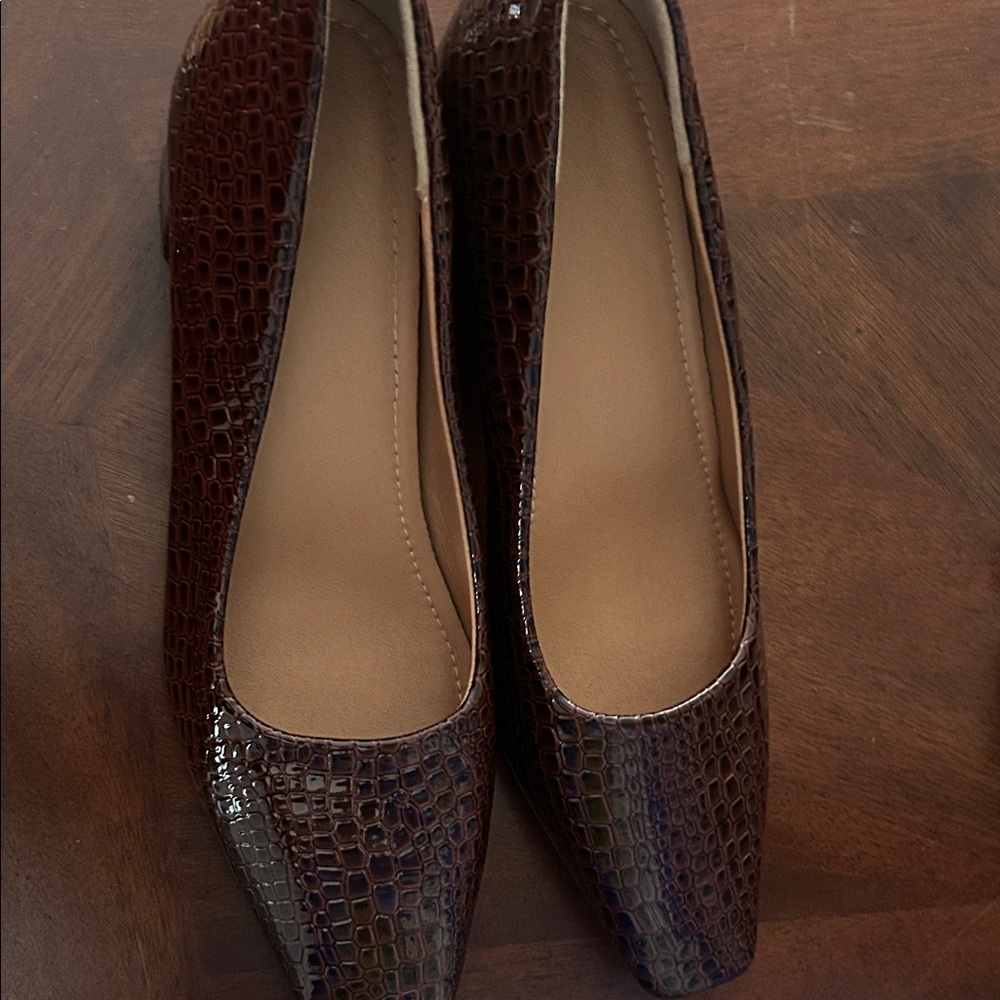 Elegant Brown Crocodile Pattern Women's Shoes